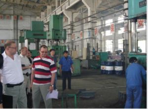 2017-7-18 US customers visited the factory and accepted the low expansion and gold plate of Invar36